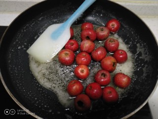 10、糖雪球,关火倒入山楂。