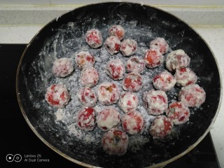 11、糖雪球,翻炒至山楂均匀粘上糖霜。