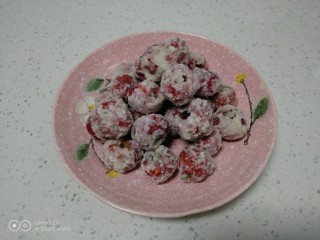 12、糖雪球,盛入盘中。