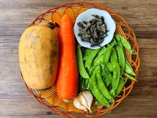 1、荷塘小炒,食材合影