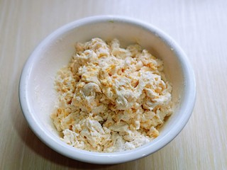 2、罗勒意式披萨,用筷子搅拌成絮状。