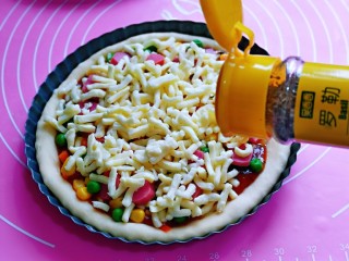 11、罗勒意式披萨,最后撒上罗勒碎。