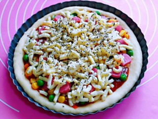 12、罗勒意式披萨,这样就ok了！可以开始烤啦！两个披萨依次做完。