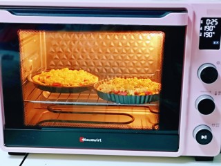 14、罗勒意式披萨,上下管190度烤20分钟左右。(烤箱时间及温度仅供参考)