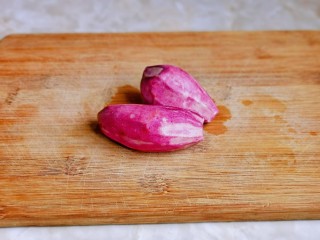 3、紫薯银耳粥,首先紫薯去皮，洗干净。