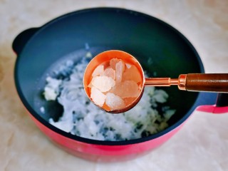 6、紫薯银耳粥,按个人口味加入冰糖。