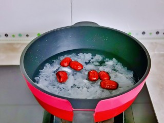 8、紫薯银耳粥,加入洗干净的红枣。