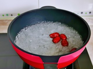 9、紫薯银耳粥,大火烧开，转小火熬15分钟。