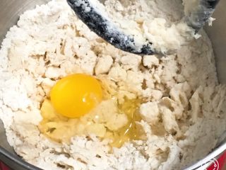 5、奶油吐司,加入鸡蛋。