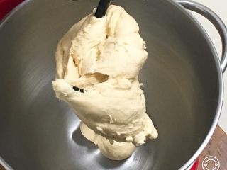 6、奶油吐司,厨师机揉面20分钟。