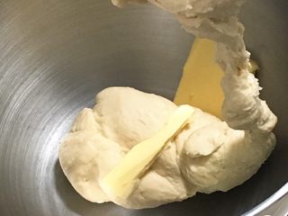 7、奶油吐司,加入黄油。