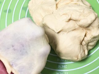 9、奶油吐司,厨师机揉面直接出手套膜。