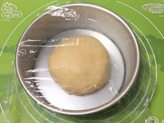 10、奶油吐司,滚圆放入模具，盖上保鲜膜。
