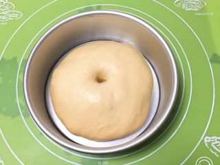 12、奶油吐司,发酵完成后用手指戳一下不反弹。