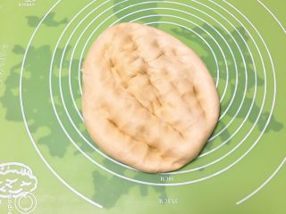 13、奶油吐司,拿出排气。