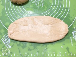 15、奶油吐司,将剂子擀成椭圆形。