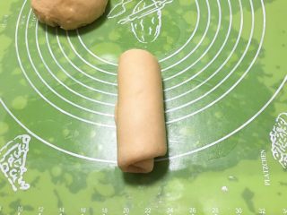 16、奶油吐司,顺势卷起来。