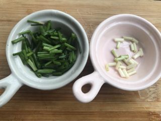 5、暖心快手汤，西红柿金针菇肥牛汤,葱切出葱白和葱花。