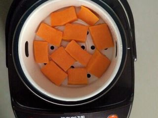 1、三色馒头,南瓜去皮切块，上蒸笼蒸熟。甜菜根切块，加水，用料理棒打成泥；