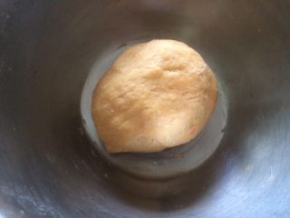 3、三色馒头,揉成光滑的面团，包上保鲜膜，放温暖处发酵至两倍大；