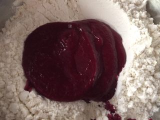 4、三色馒头,粉色面团：100克面粉+50克甜菜根泥+50克水+8克糖+1克酵母；