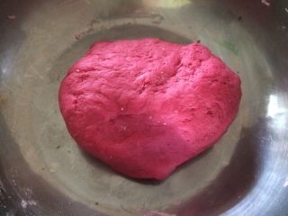 5、三色馒头,同样揉成光滑的面团，包上保鲜膜，放温暖处发酵至两倍大；