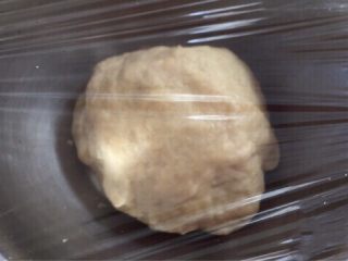 6、三色馒头,白色面团：100克面粉+50克牛奶+8克糖+1克发酵粉，揉成光滑的面团，包上保鲜膜，放温暖处发酵至两倍大；