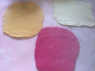 8、三色馒头,面团发酵好取出揉几下排气，分别用擀面杖擀成方形；