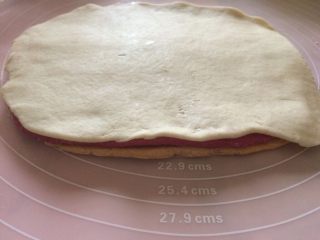 9、三色馒头,将三种颜色面皮叠好叠整齐；