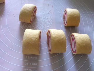 11、三色馒头,用刀切成相同大小的馒头胚，等待15分钟二次醒发；