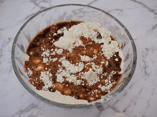 4、红糖发糕,再把红糖水倒入面粉中