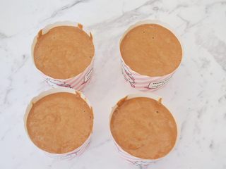 9、红糖发糕,然后再把面糊倒入纸杯中，没有纸杯可用碗，碗要先刷油防粘