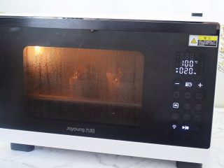 11、红糖发糕,蒸汽烤箱的水箱装满水，再把面糊放入蒸汽烤箱，选择纯蒸功能，蒸20分钟焖5分钟再取出，没有蒸汽烤箱可用蒸锅