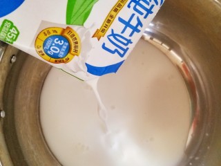 2、椰奶小方【零失败】,二分之一牛奶倒入奶锅里。