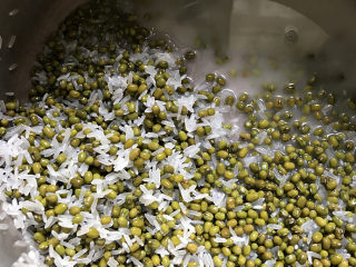 2、 绿豆粥,将绿豆和大米用清水淘洗干净，因直接煮绿豆粥，所以绿豆大米一块淘洗了