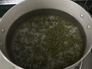 3、 绿豆粥,然后加入适量清水，水量没要求，多少依自家喜欢增减，中途加水也不碍事