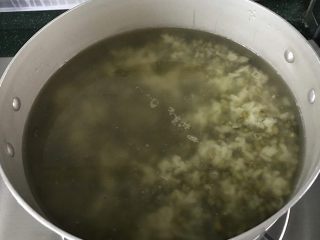 6、 绿豆粥,20分钟过后，锅中的大米已长胖了许多，但绿豆似乎变化不大