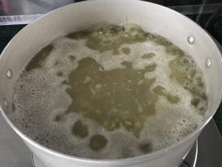 7、 绿豆粥,没关系，咱们再盖上锅盖煮滚后关火，焖一会儿