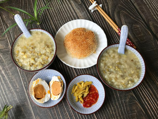 12、 绿豆粥,再配上咸菜、辣酱和主食，真是太舒服了