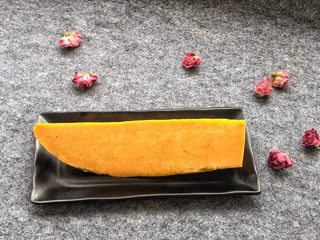 1、南瓜发糕,姐妹们是否知道，想做好吃的南瓜发糕，选购南瓜也是有技巧的，购买熟透的老南瓜做南瓜发糕是最好吃的呢！南瓜清甜融合面粉，那味道很棒！新鲜南瓜去皮去瓤，清洗干净。