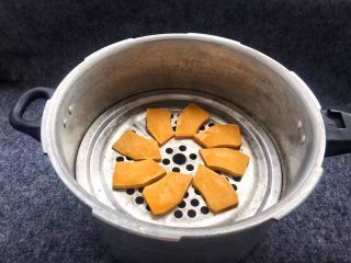 3、南瓜发糕,南瓜放入蒸锅中蒸熟，蒸煮南瓜时间大概为20分钟左右，具体根据自己切片大小选择蒸煮时间（以筷子能轻轻戳通南瓜片即可）。