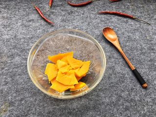 4、南瓜发糕,蒸熟的南瓜放入碗中。