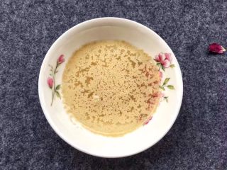 6、南瓜发糕,酵母兑入少许温水，酵母兑水发面会快很多，这步不要省略哦！很多姐妹都在问，为什么我做的南瓜发糕发不起来呢！温水的是酵母最为适合活跃的温度，冷水发不起来，开水则会把酵母烫死。