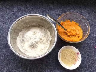 7、南瓜发糕,南瓜捣成泥，酵母用温水勾兑好后，再准备好面粉。