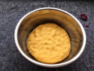 10、南瓜发糕,盆底刷上一层油，南瓜面团压扁。