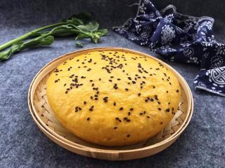 13、南瓜发糕,蒸熟的南瓜发糕用刀切片，就可以品尝了。