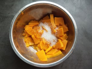 4、芝香南瓜饼,倒出蒸出来的水分，趁热加入白糖。