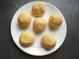 8、芝香南瓜饼,分成大小均等的小剂子。