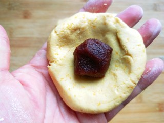 10、芝香南瓜饼,取一块糯米团，压扁，包上豆沙。