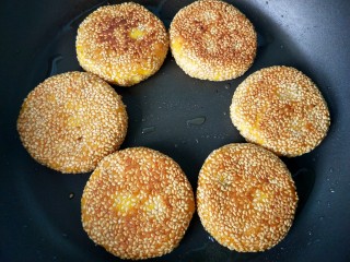 14、芝香南瓜饼,一面煎黄，再翻一面。